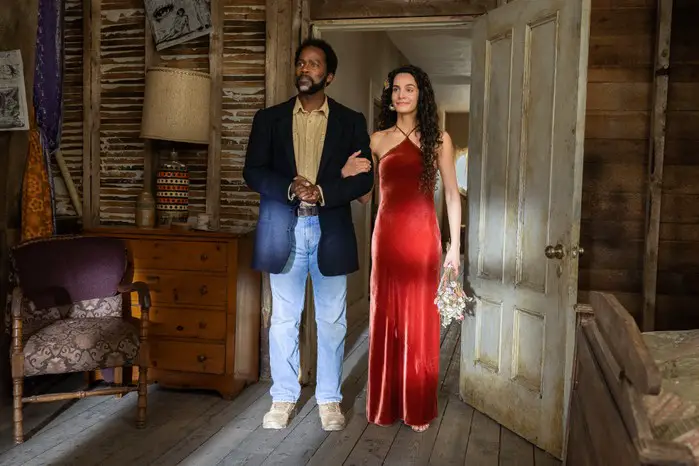 Elizabeth Saunders como Donna e Harold Perrineau como Boyd Stevens olhando um para o outro