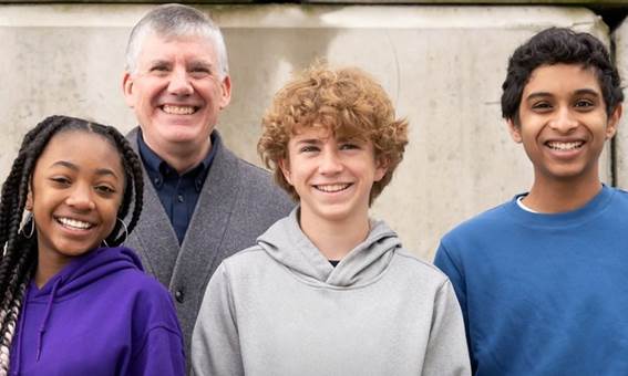 Rick Riordan com os protagonistas de Percy Jackson e os Olimpianos: Aryan Simhadri, Walker Scobell e Leah Sava Jeffries