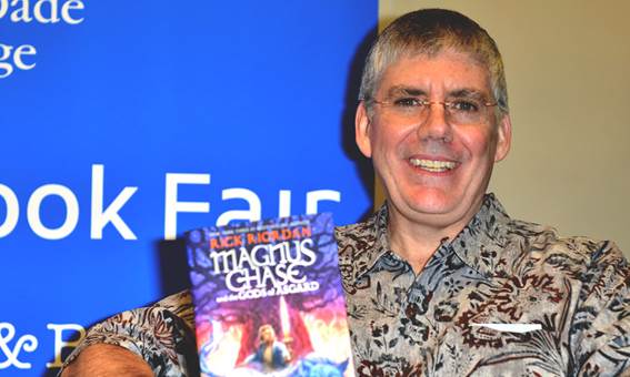 O autor Rick Riordan com o livro Magnus Chase e os Deuses de Asgard, um de seus sucessos